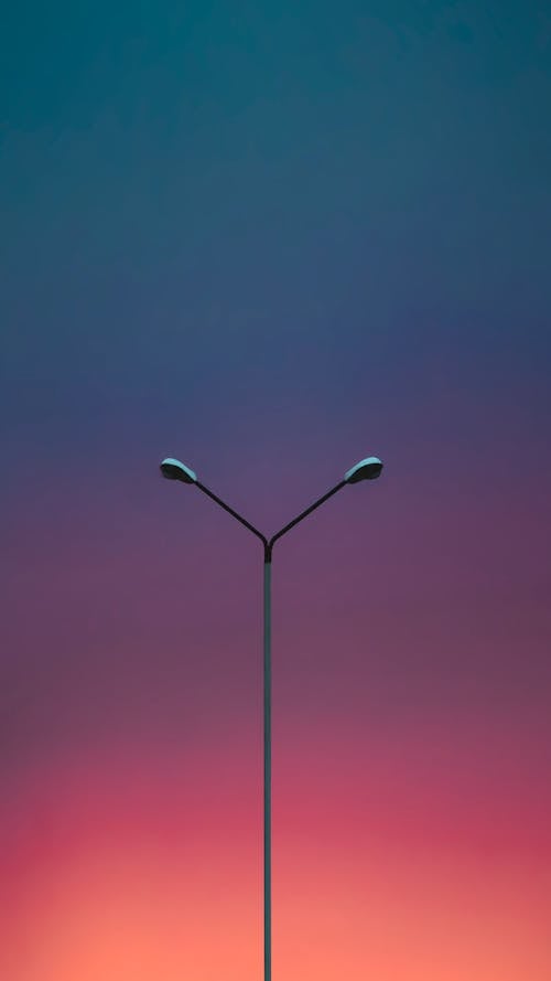 Foto profissional grátis de céu com cores intensas, iluminação pública, postes de iluminação
