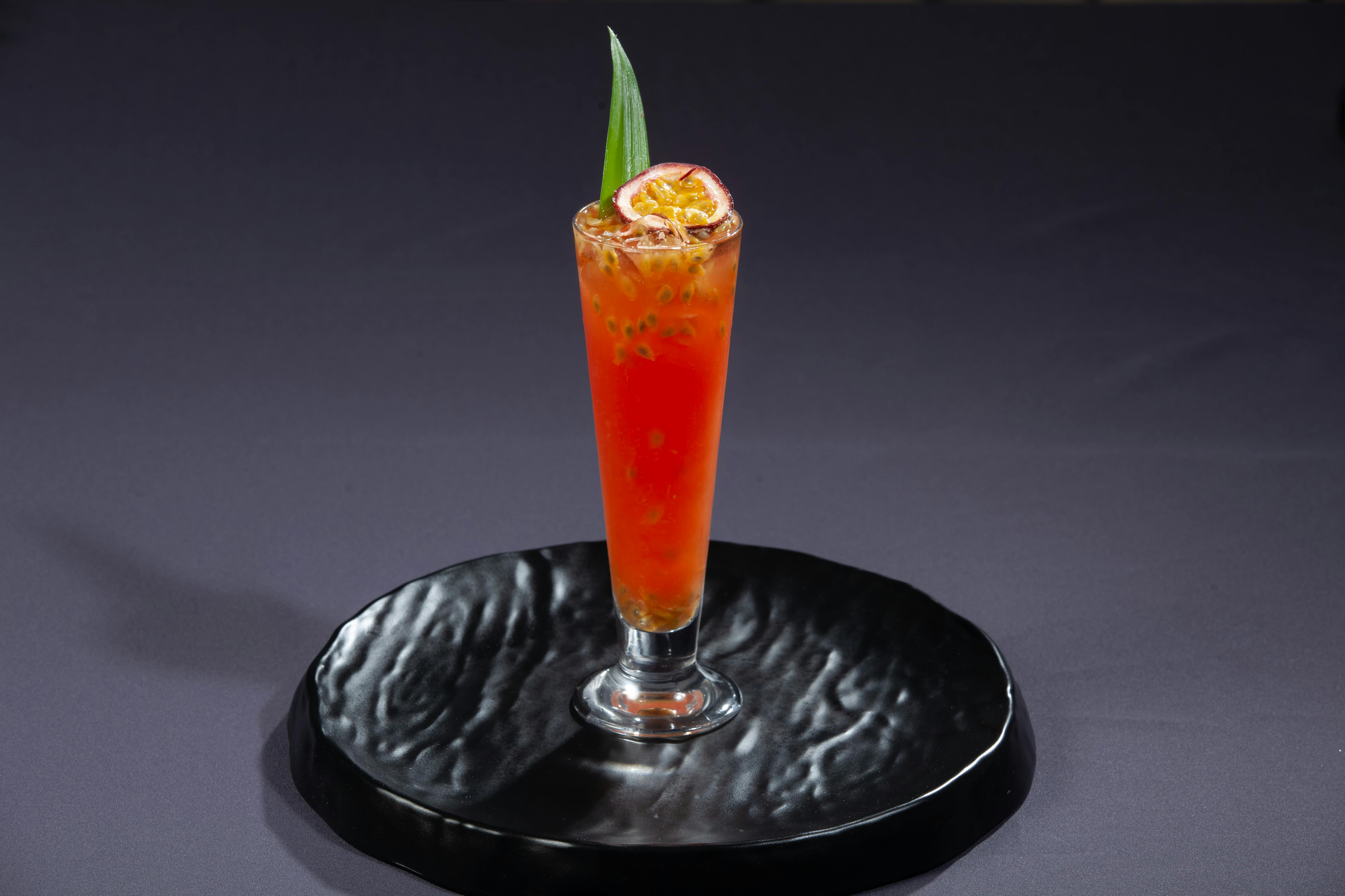 Vaso de bebida refrescante con hielo y fruta