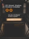 纽约市23街地铁站入口的景色，凸显了城市交通的繁忙