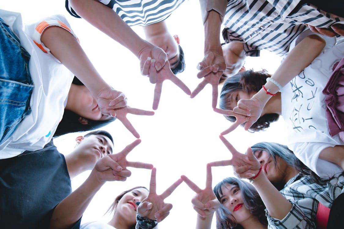 무료 그들의 손을 사용하여 별을 형성하는 사람들의 그룹 스톡 사진