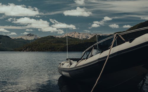 Gratis lagerfoto af båd, bjerge, landskab