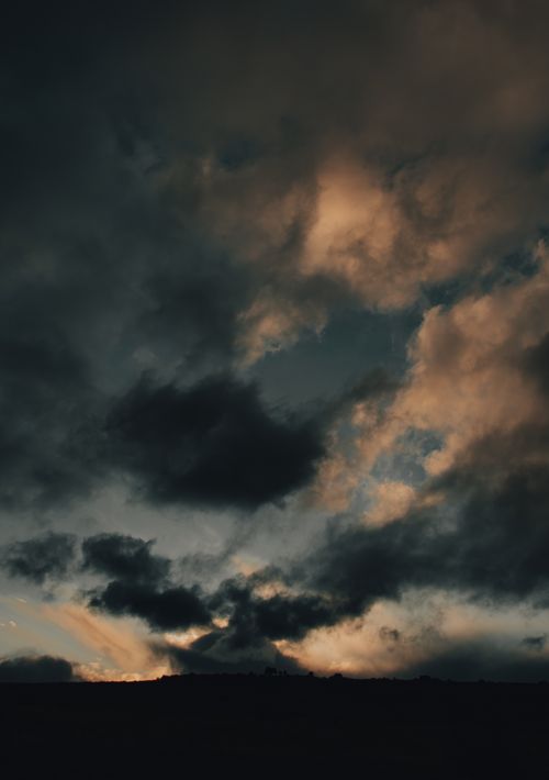 Free A dramatic and moody sky with dark clouds during the evening, creating a scenic and atmospheric view. Stock Photo