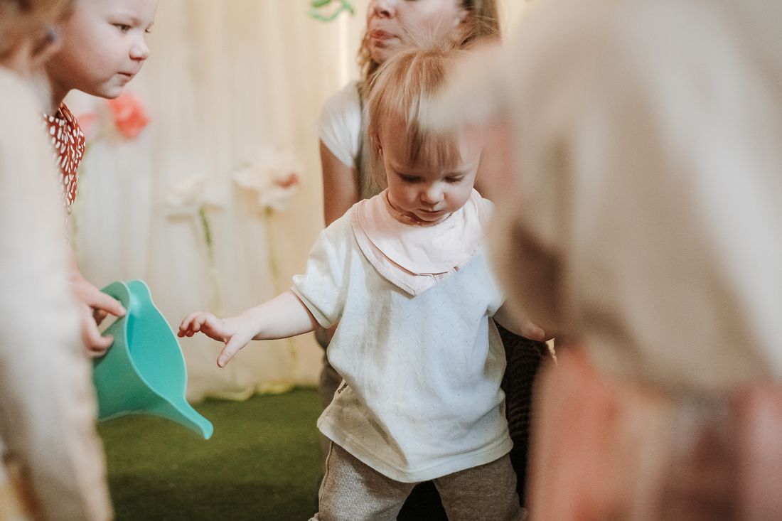 Niños jugando en un entorno infantil