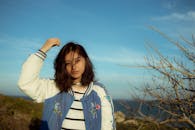 越南嘉莱县雅，一名年轻女子在晴朗蓝天下享受户外活动的肖像