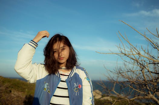 越南嘉莱县雅，一名年轻女子在晴朗蓝天下享受户外活动的肖像