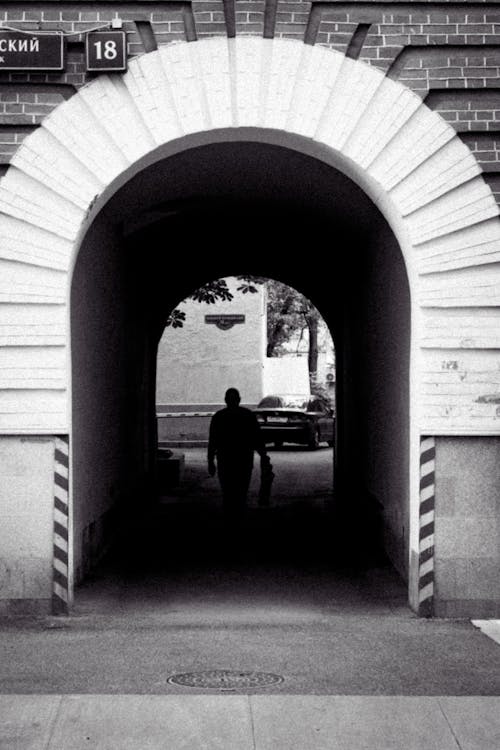 Kostenloses Stock Foto zu fußweg, gehen, graustufen