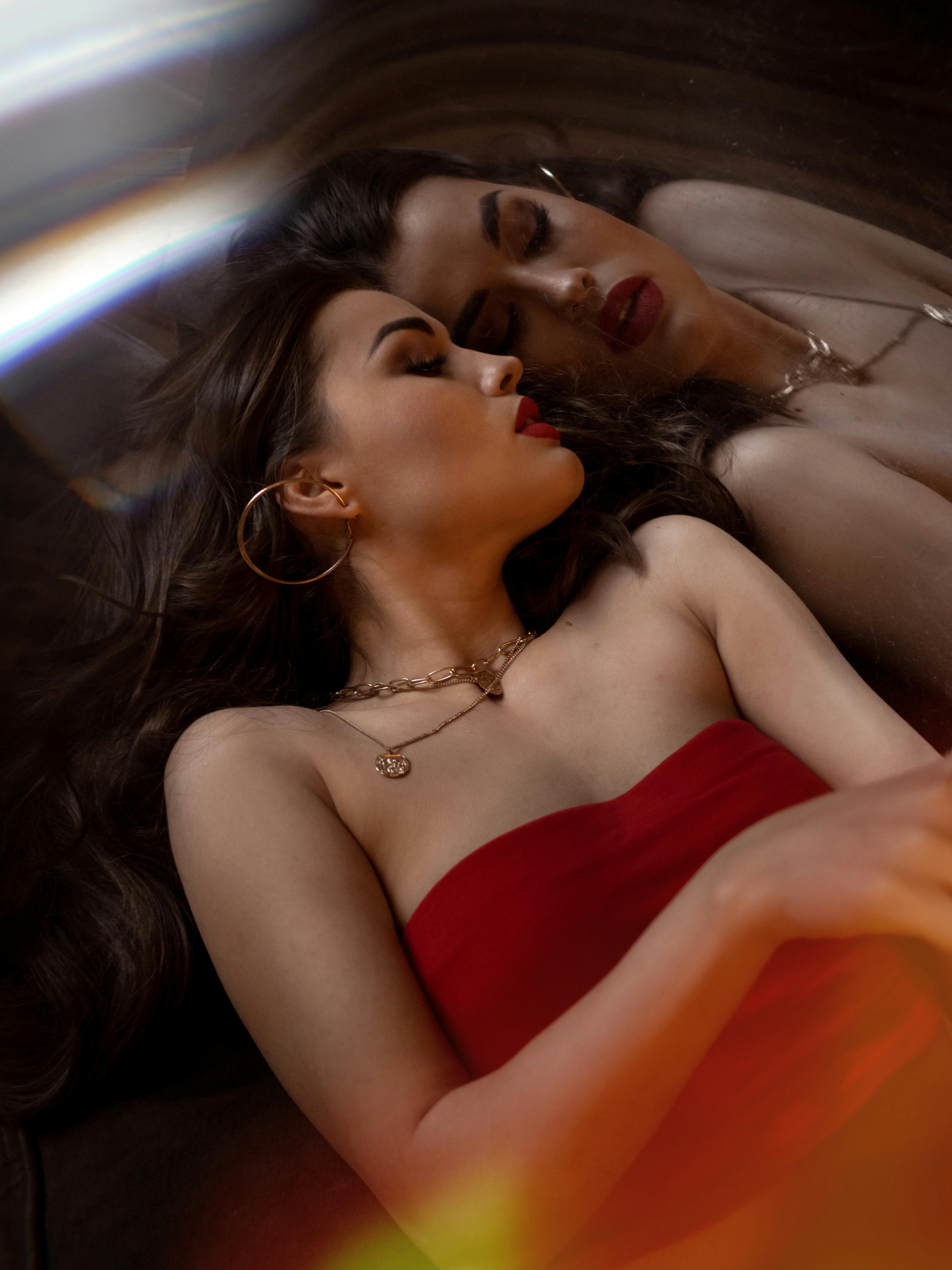 bezplatná Základová fotografie zdarma na téma #krytý, bokeh, červené šaty Základová fotografie