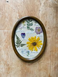 Dried flowers on paper, photo on Pexels