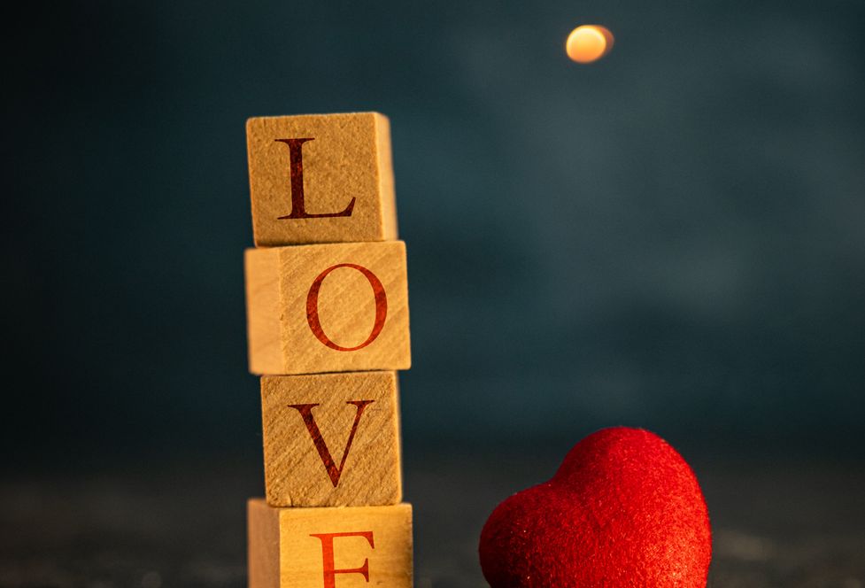 Online dating: starting a conversation on a niche platform