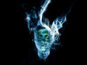 一幅令人难忘的美丽女性肖像，带有抽象的灯光效果，创造出超现实、空灵的外观