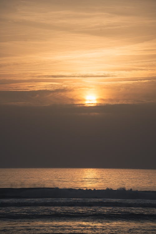 Ilmainen kuvapankkikuva tunnisteilla aallot, auringonlasku, dramaattinen taivas