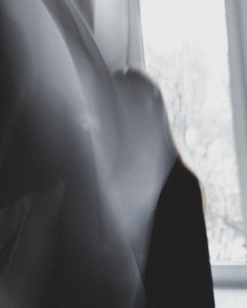 Immagine gratuita di bianco e nero, donna, finestra