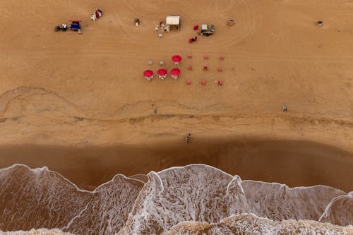 Foto profissional grátis de aerofotografia, guarda-sóis, litoral