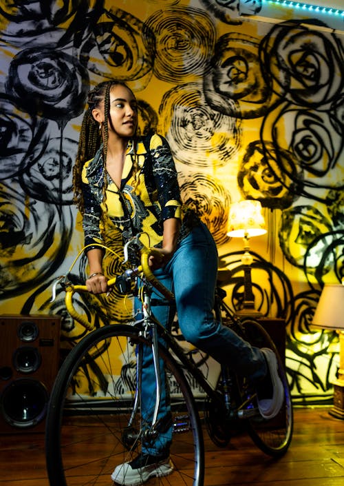 Free afrikalı-amerikalı kadın, bisiklet, dikey atış içeren Ücretsiz stok fotoğraf Stock Photo