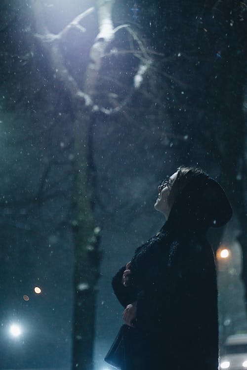 Fotobanka s bezplatnými fotkami na tému bočný pohľad, človek, mikina s kapucňou