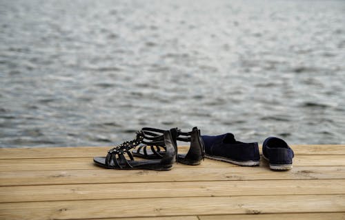 Zwei Paar Sandalen Auf Holzboden