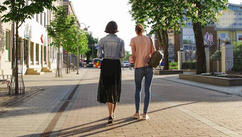 Foto Wanita Berjalan Di Jalan