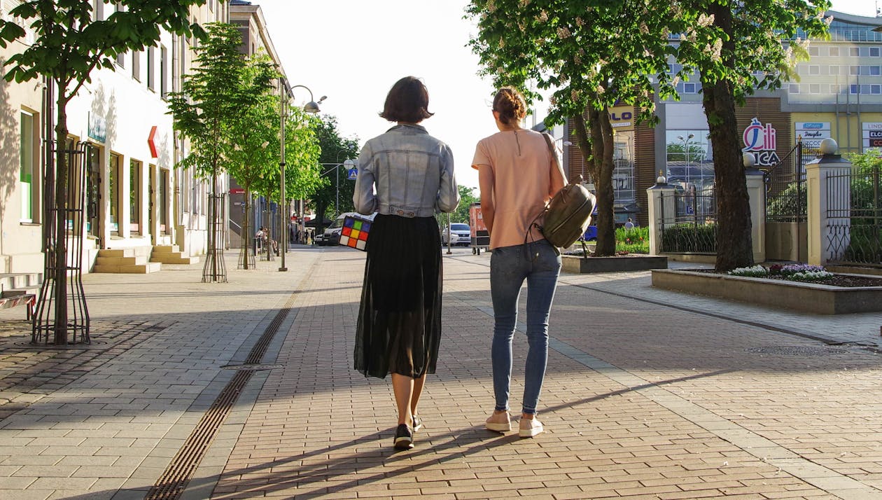 Foto Von Frauen, Die Die Straße Entlang Gehen