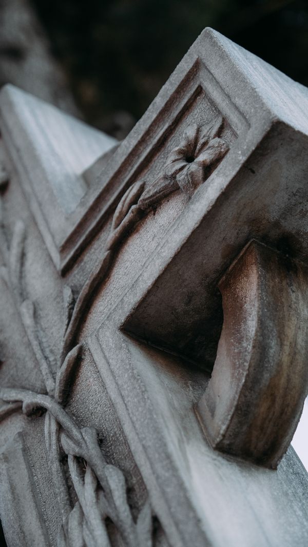 Cruz grabada en lápida de mármol de cementerio, arte funerario de Grapimar en Reus