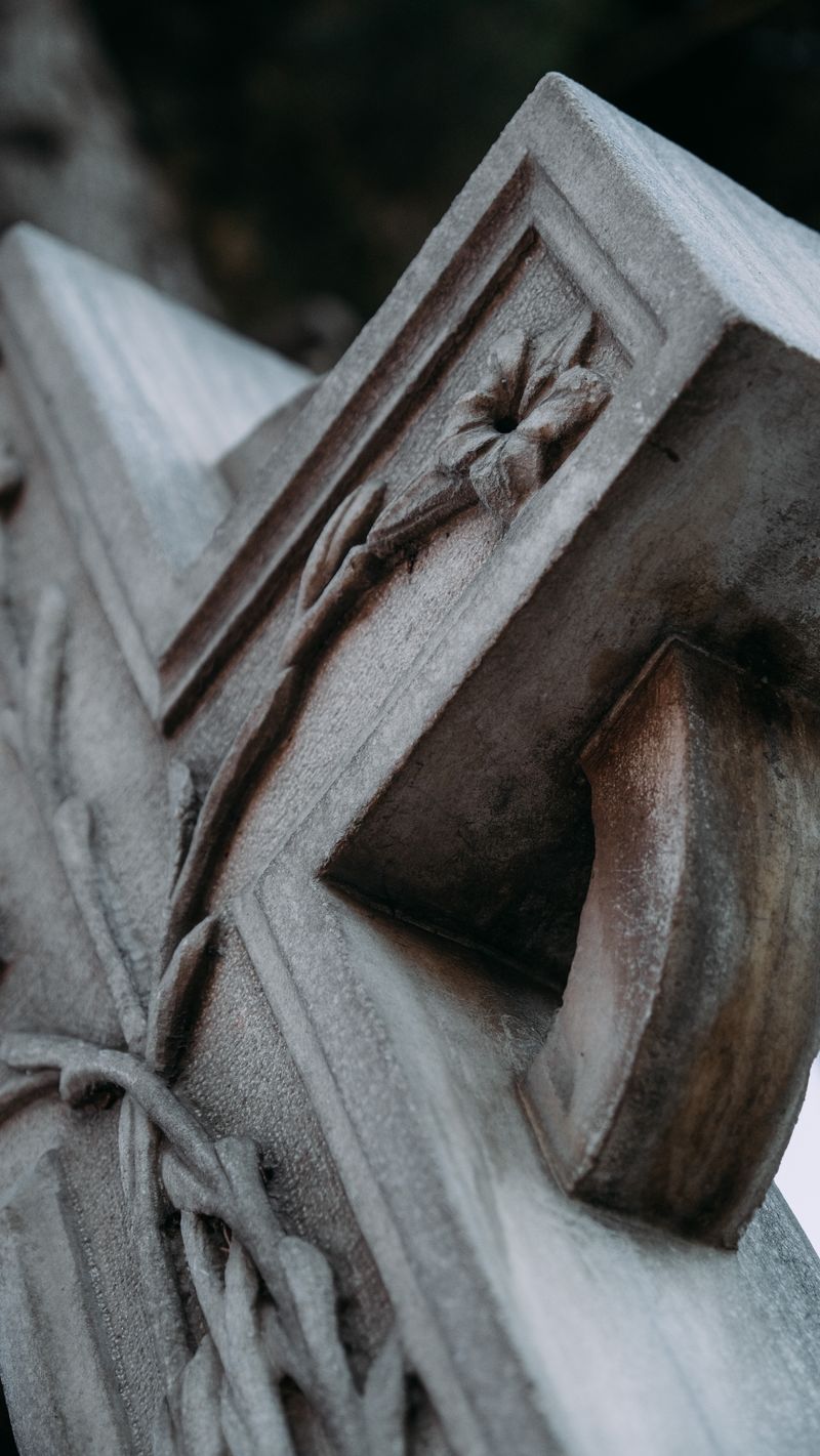 Cruz grabada en lápida de piedra en cementerio de la provincia de Tarragona