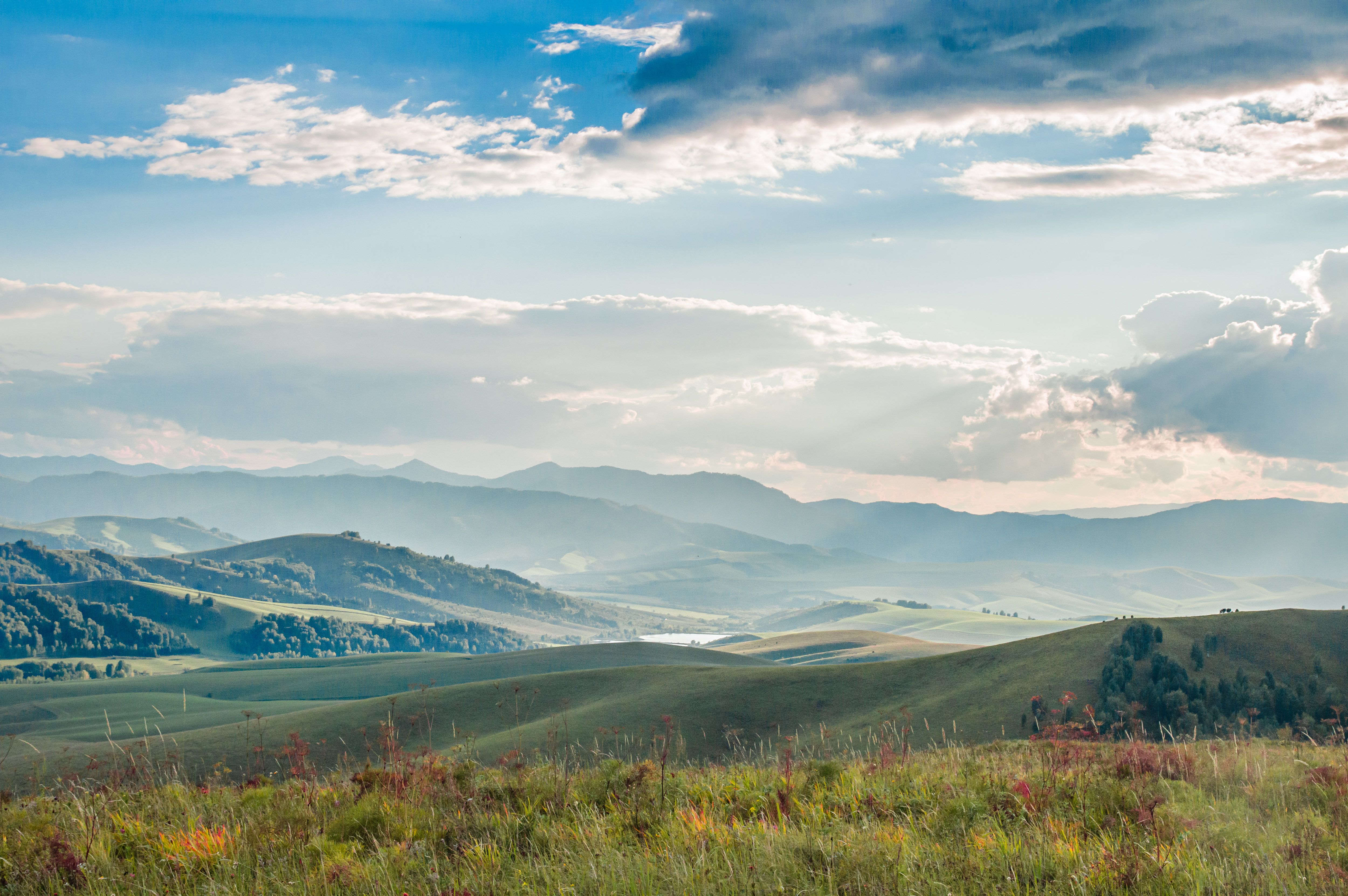 [ColoSach]-breathtaking-landscape-of-the-altai-mountains-with-lush-valleys-under-a-bright-sky.