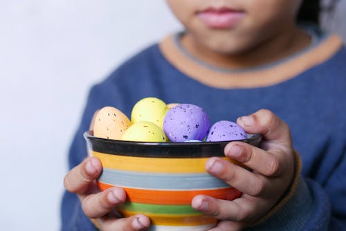 boyalı yumurtalar, çanak, çocuk içeren Ücretsiz stok fotoğraf
