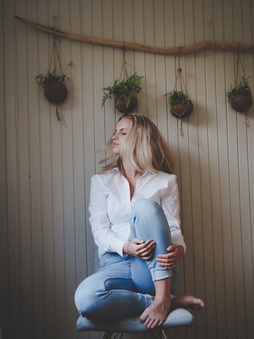 Gratis Foto De Mujer Sentada En Una Silla Foto de stock