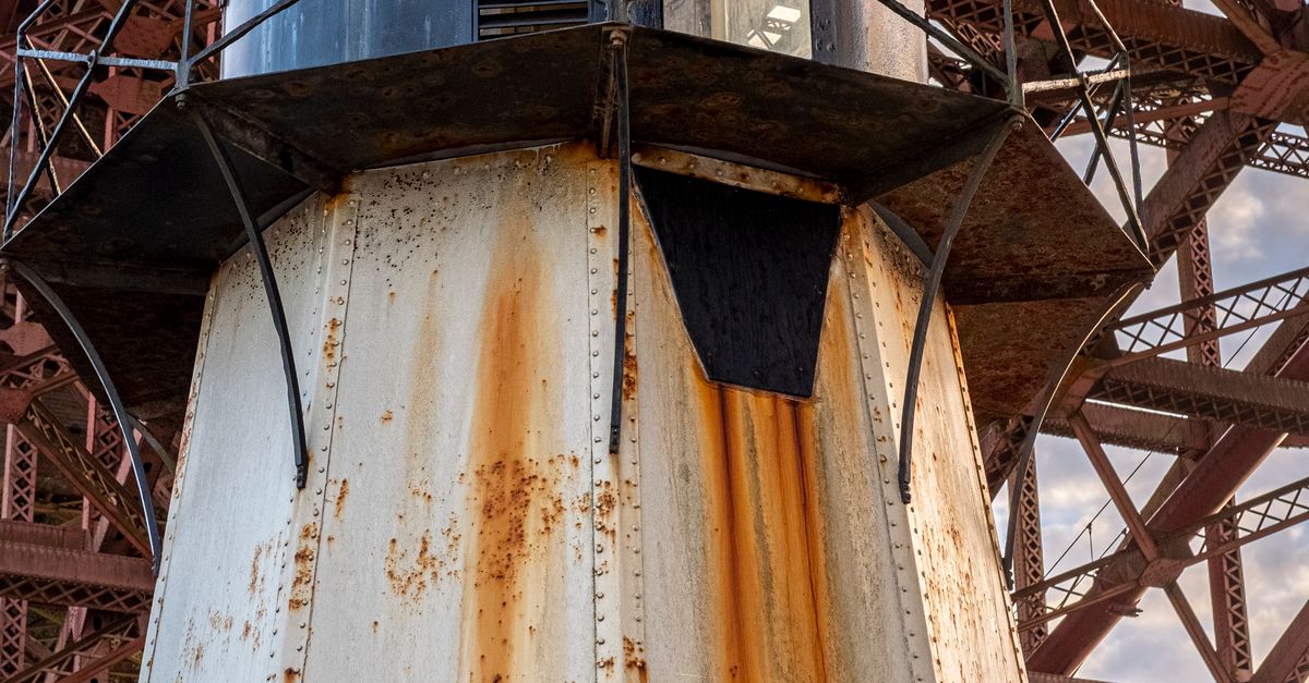 Abandoned Rusty Lighthouse · Free Stock Photo