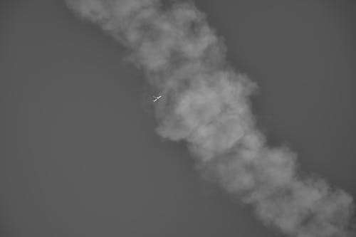 Foto profissional grátis de aeronave, esteiras de fumaça, P&B