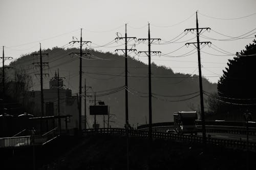 Darmowe zdjęcie z galerii z czarno-biały, linie elektryczne, monochromatyczny