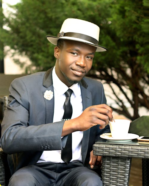 Hombre En Traje Formal Gris Chaqueta Revolviendo Café Durante El Día