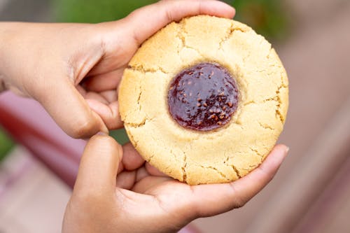 Free Close-Up Shot of a Person Holding a Cookie Stock Photo