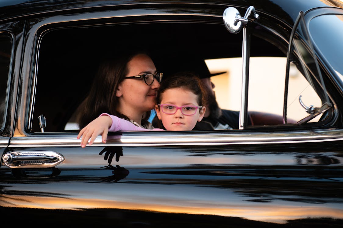 Gratis Mujer Y Niño Dentro Del Coche Foto de stock