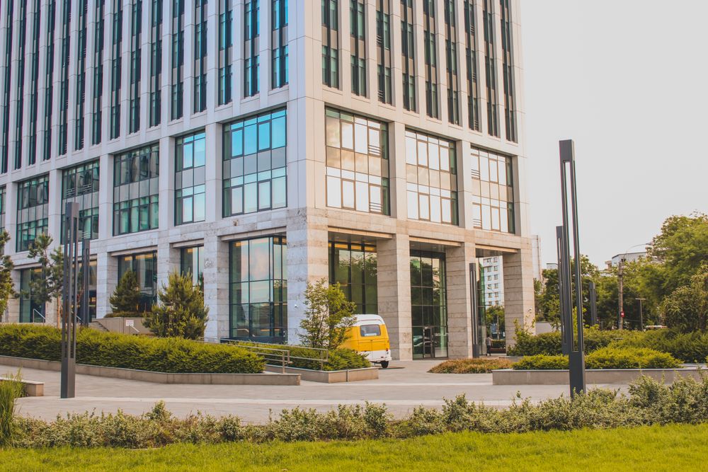 Edificio de oficinas con zonas ajardinadas en la entrada