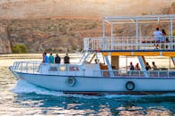 一艘载着乘客的船沿着风景秀丽的河流航行，背景是岩石山丘，人们享受着悠闲的体验