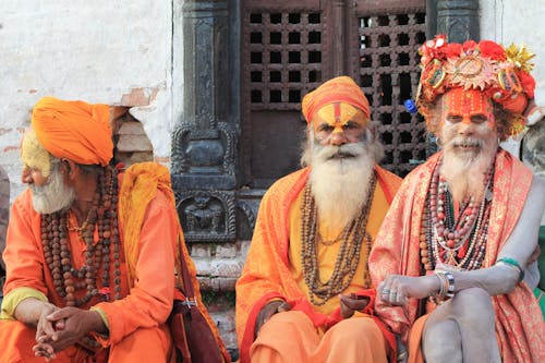 Трое мужчин в традиционной оранжевой одежде