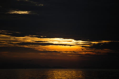 akşam karanlığı, altın saat, bulutlar içeren Ücretsiz stok fotoğraf