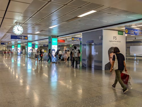 걷고 있는, 바쁜, 지하철 역의 무료 스톡 사진