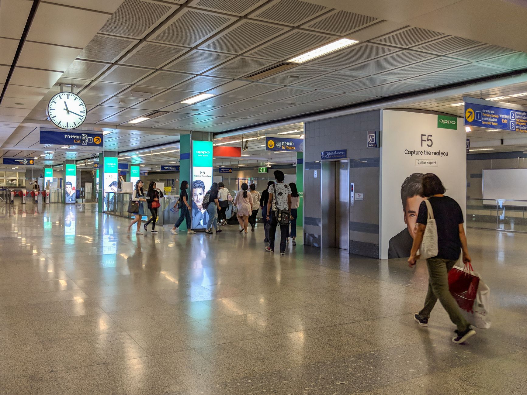 Thai families packing into a domestic terminal during school holidays