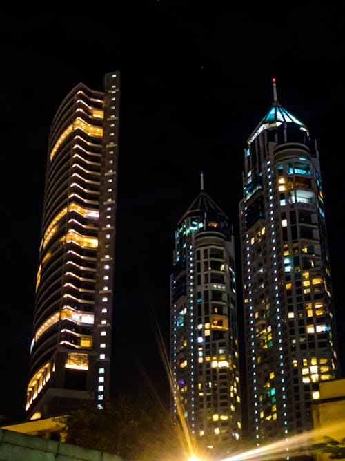 ツインタワー, 夜の街の無料の写真素材