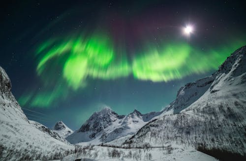 Δωρεάν στοκ φωτογραφιών με aurora borealis, βουνά, καθαρός ουρανός