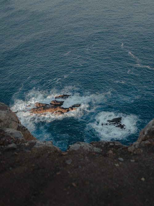 Kostnadsfria Kostnadsfri bild av hav, klippa, kraschar vågor Stock foto