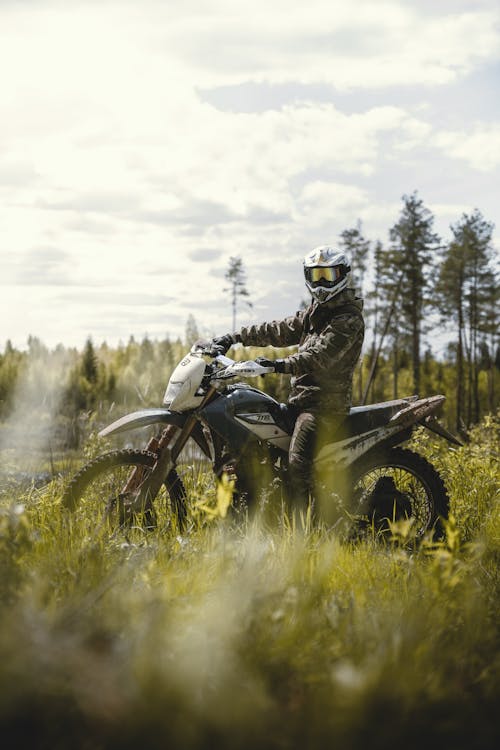 Fotobanka s bezplatnými fotkami na tému diaľničná nálepka, motocykel, muž