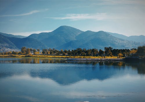 Foto profissional grátis de água, águas calmas, árvores verdes