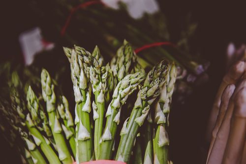 Free Close-up of fresh green asparagus spears, perfect for spring recipes. Stock Photo