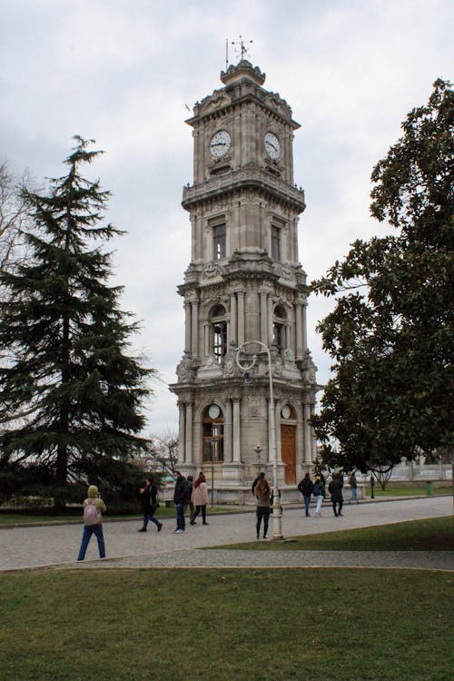 Gratis arkivbilde med dolmabahce klokketårn, grønne trær, historisk