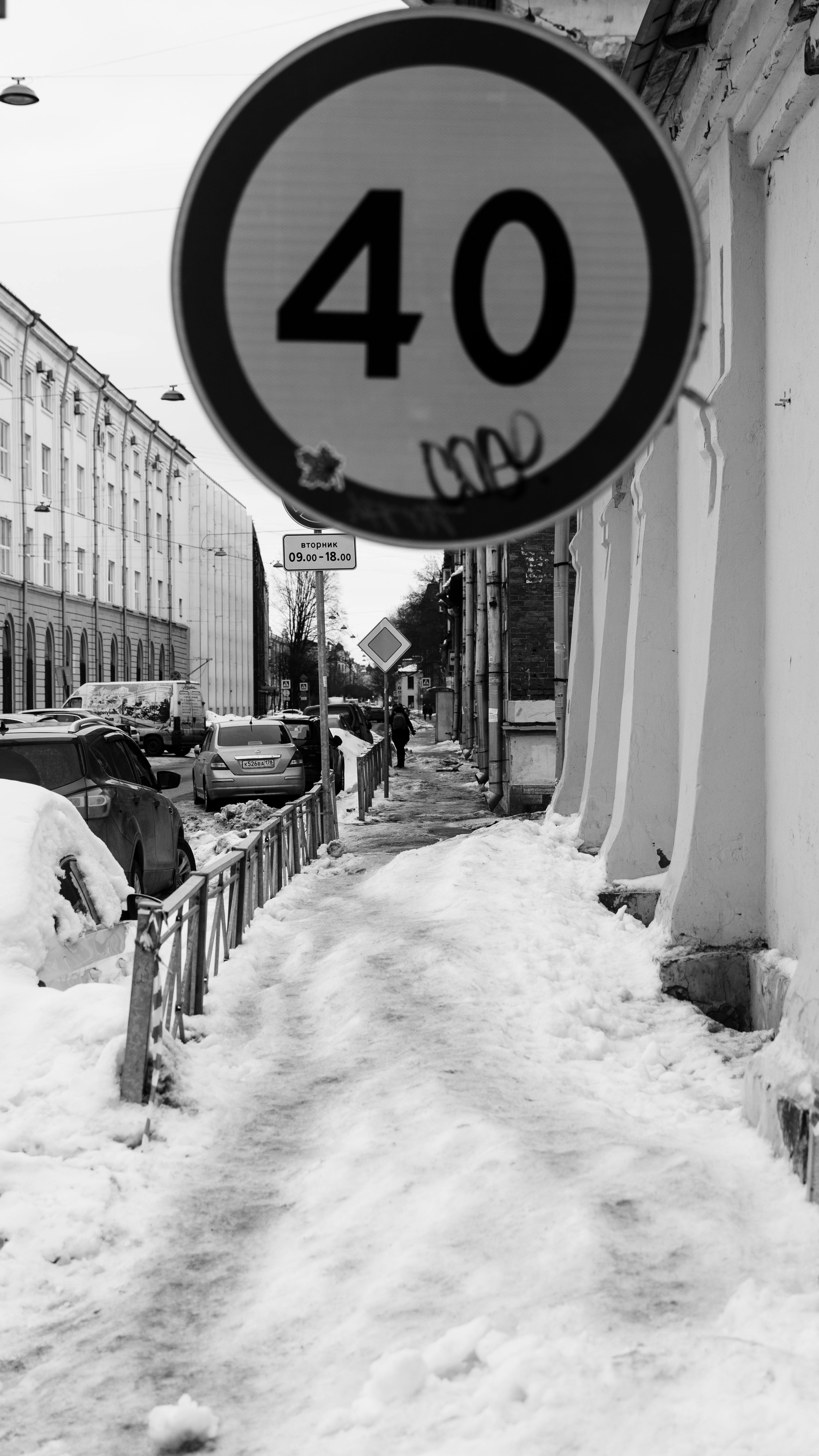 Ilmainen kuvapankkikuva aiheesta harmaasävyt, liikennemerkki, lumen peitossa,  mustavalkoinen, nopeusrajoitus, pystysuuntainen laukaus, riippuminen,  talvi, yksivärinen