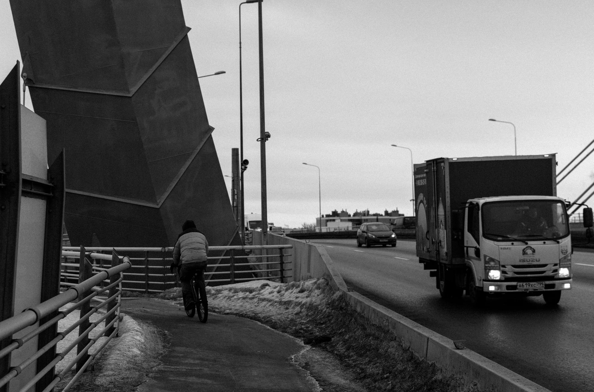 Fietser geschept door vrachtwagen bij tijdelijke verkeerslichten N65