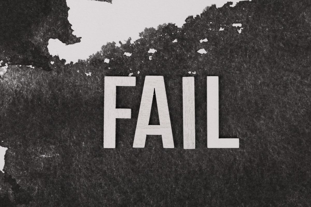 لماذا تفشل معظم مشاريع الذكاء الاصطناعي كلمة FAIL على خلفية رمادية