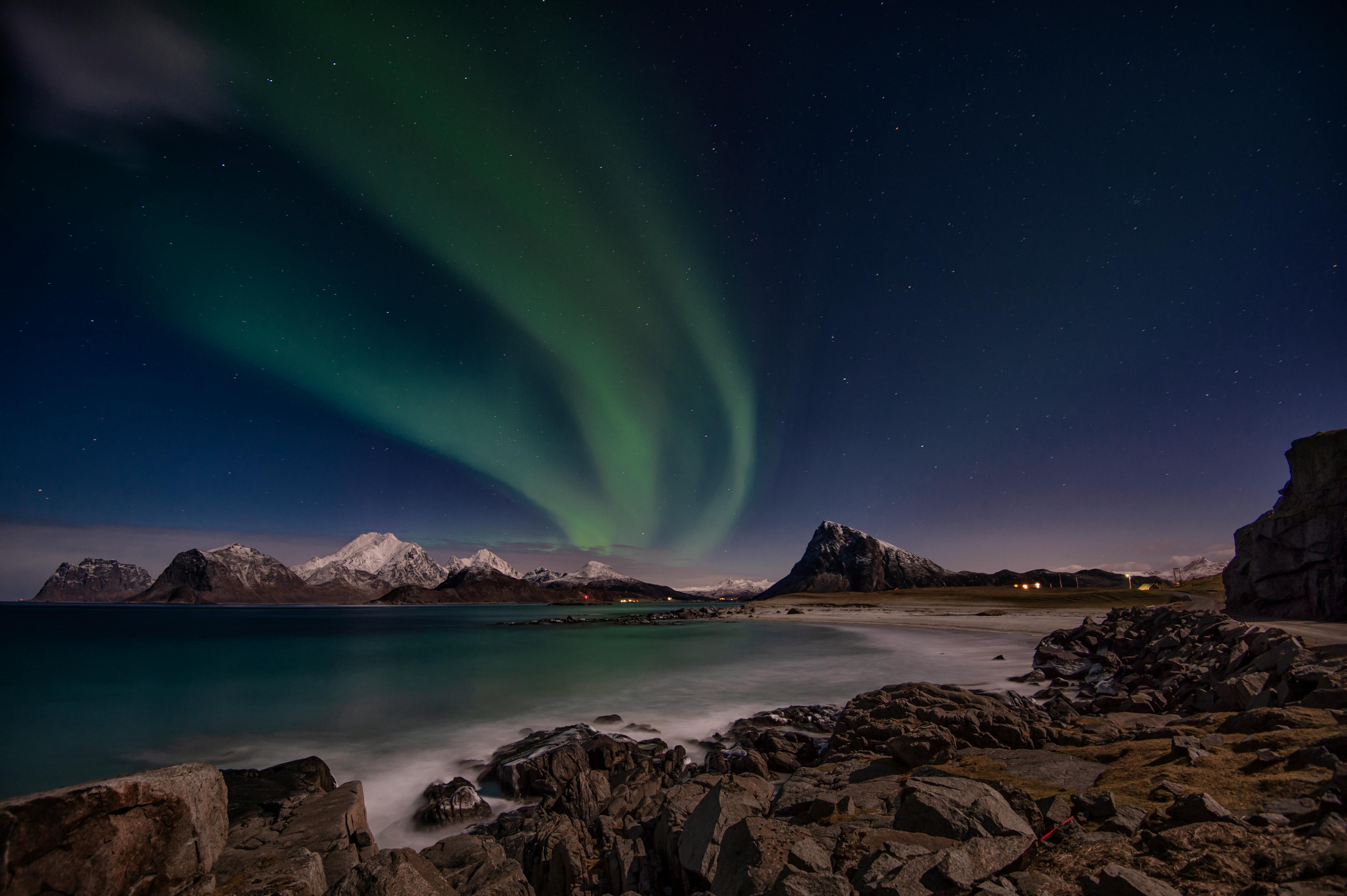 Aurora Borealis over Rocky Beach · Free Stock Photo